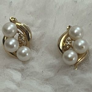 10k Gold Earrings With Small Diamond in the Middle